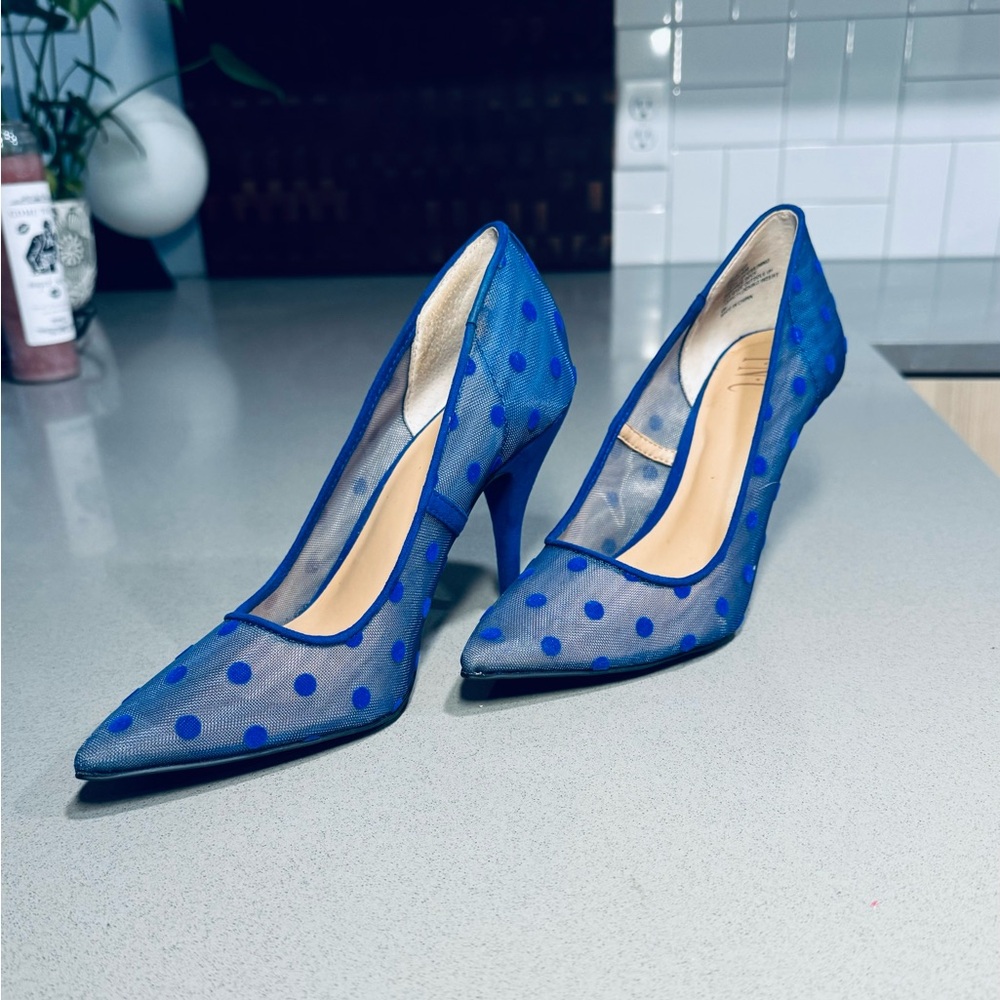 I.N.C International Concept Translucent Pointed Toe Pump (size 6)